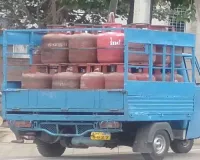 Sahebganj News : घरेलू सिलेंडर की कमी से उपभोक्ता परेशान, गैस एजेंसी के बाहर लग रही लंबी कतारें