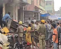 Dumka News: टीन बाजार स्थित पूजा सामग्री दुकान में भीषण आग 