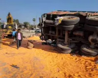 कोडरमा घाटी में दो ट्रकों की भीषण टक्कर, सड़क पर बिखरी दाल लूट ले गए लोग