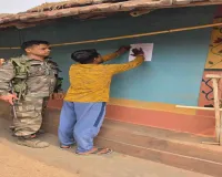 Pakur News: डकैती कांड में फरार आरोपी के घर इश्तिहार चस्पा