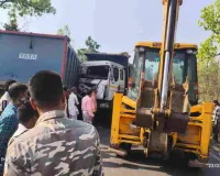 Dumka News: दो हाइवा आमने-सामने की टक्कर से भीषण हादसा, चालक घायल