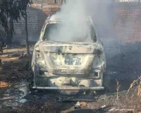 Giridih News: पार्किंग में खड़ी कार में भड़की भीषण आग, चपेट में आया घर