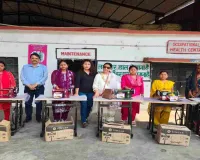 Jamshedpur News : संस्कृति सोशल वेलफेयर फाउंडेशन ने शालिग्राम में महिलाओं को बांटी सिलाई मशीनें