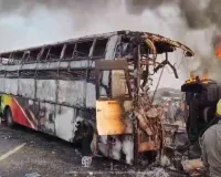 मौत का मोड़: रफ़्तार के कहर ने बस को बनाया आग का गोला, 14 की दर्दनाक मौत