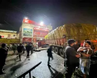 Dumka News: टायर फटने से अनियंत्रित ट्रक होंडा शोरूम में घुसा