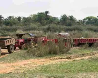 Dumka News: अवैध बालू लदे 5 ट्रैक्टर ग्रामीणों ने पकड़े, पुलिस को सौंपा  