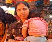 Palamu News: 8 महीने की बच्ची के साथ मेले में तैनात महिला सिपाही, कर्तव्य और मां का अनोखा संगम