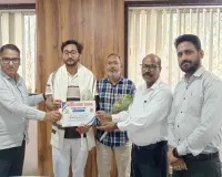 Koderma News: सेक्रेड हार्ट स्कूल का पूर्व छात्र अंजुम मिसवाह बने डॉक्टर, विद्यालय में किया गया सम्मान