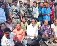 Hazaribagh News: रामनवमी पर युवक की हत्या के बाद पोस्टमार्टम में देरी, धरने पर बैठे विधायक प्रदीप प्रसाद