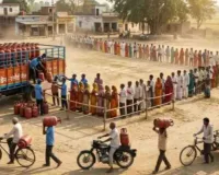 साहिबगंज में रसोई गैस के लिए लंबी कतारें, सप्लाई में देरी से उपभोक्ता परेशान