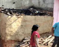 Koderma News: खपरैल मकान में आग लगने से हजारों का नुकसान