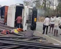 Koderma News: लोहा लदा ट्रक पलटा, मलबे में फंसी रही चालक की सांसे; पुलिस ने निकाला बाहर
