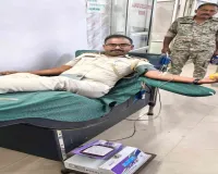 Bokaro News: पुलिस की मानवता की मिसाल, घायल को खून देकर बचाई जान