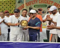 Sahebganj News: सड़क सुरक्षा के लिए अधिकारियों ने खेला क्रिकेट, क्रिकेट के जरिए दिया सड़क सुरक्षा का बड़ा संदेश