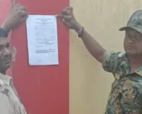 Dhanbad News: फरार आरोपी अख्तर हुसैन के घर ढोल-नगाड़ों के साथ चिपकाया गया इश्तेहार