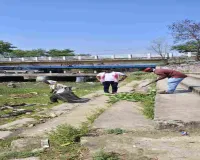 Palamu News: छठ पर्व पर घाटों की सफाई, नगर अध्यक्ष भी उतरे मैदान में