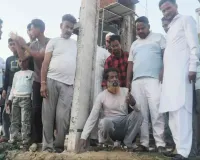 Lohardaga News : विद्युत कार्य में लापरवाही का आरोप, लोगों ने रोका खंभा लगाने का काम