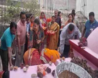 Koderma News : शीतला मंदिरों में उमड़ी श्रद्धालुओं की भीड़, शीतल प्रसाद का लगाया भोग