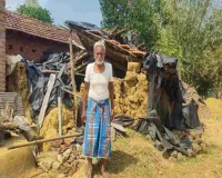 Pakur News: छप्पर उड़ा, जिंदगी उजड़ी! महेशपुर के वृद्ध परिवार पर टूटा कहर