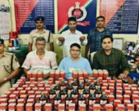 Sahebganj News: फरक्का एक्सप्रेस में आरपीएफ की बड़ी कार्रवाई, कोच अटेंडेंट शराब के साथ गिरफ्तार