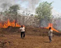 Koderma News: भीषण आग से हड़कंप, दमकल की टीम ने कड़ी मशक्कत के बाद पाया काबू