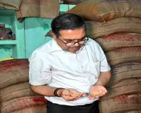Bokaro News: उपायुक्त अजय नाथ झा ने पीडीएस दुकान का किया औचक निरीक्षण