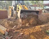 गिरिडीह में चला बुलडोजर! वन विभाग ने 10 डिसमिल जमीन कराई मुक्त