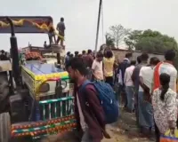 Dhanbad News: फतेहपुर मोड़ पर काल बनकर दौड़ा बालू लदा ट्रैक्टर, दुकान में घुसकर 5 को रौंदा