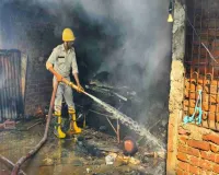 Giridih News: टिबड़ेवाल टेक्सटाइल के मकान की छत पर लगी आग, मची अफरातफरी; बड़ा हादसा टला
