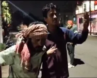 Dhanbad News: सड़क के गड्ढे बने हादसे का कारण, वाहन चालक घायल