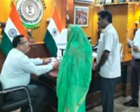 Sahebganj News: अपर समाहर्ता गौतम भगत ने जनता दरबार में सुनी फरियाद, अधिकारियों को दिए निर्देश