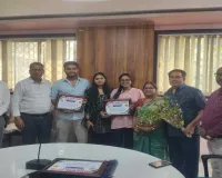 Koderma News: सेक्रेड हार्ट स्कूल के 'रत्न': डॉक्टर बने दो सगे भाई-बहन, विद्यालय ने किया भव्य सम्मान