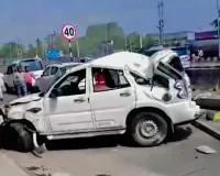 Koderma News: डिवाइडर फांदकर सर्विस रोड में जा गिरी स्कॉर्पियो, चालक की हालत नाजुक