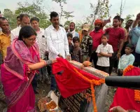 Koderma News: विधायक डॉ नीरा यादव ने प्रिकास्ट बाउंड्री वाल निर्माण का शिलान्यास किया 