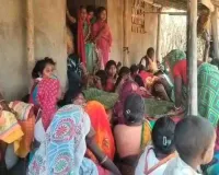 Koderma News: जमीन पर सो रही महिला बनी जहरीले सांप का शिकार