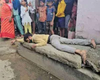 प्रेमिका की शादी तय होने पर युवक ने बिजली के पोल पर चढ़कर आत्महत्या का प्रयास, पुलिस ने बचाया