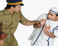 Bokaro News: आईईएल थाना के एसआई पर बेरहमी का आरोप, किताब व्यवसायी को हाजत में डंडों से पीटा