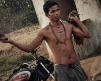 HOROR: पत्नी का सिर धड़ से अलग कर गांव में घूमता रहा शख्स, खौफनाक वारदात से कांपा गांव