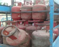 Sahebganj News: स्वस्तिक गैस एजेंसी की मनमानी! होम डिलीवरी के नाम पर वसूली, सुविधा नहीं