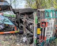 Koderma News: घाटी में भीषण टक्कर: ओवरटेक के चक्कर में पलटा कोयला लदा ट्रक, दो गंभीर