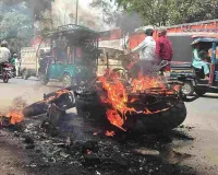 चलती बाइक में लगी आग, पल्सर NS200 जलकर राख, बाल-बाल बचे सवार