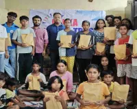 Ranchi News: बंका मेमोरियल ट्रस्ट ने जरूरतमंद बच्चों में बांटी शिक्षण सामग्री, चेहरे पर दिखी खुशी