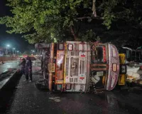 जमुआ चौक पर अनियंत्रित ट्रक पलटा, बड़ा हादसा टला