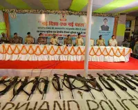 हथियारों का जखीरा लेकर 27 माओवादियों ने किया आत्मसमर्पण, पुलिस खुश