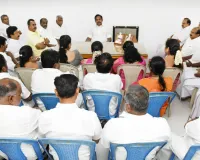 तमिलनाडु में सरकार गठन पर घमासान, पलानीस्वामी ने विधायकों को चेन्नई बुलाया