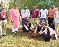 Sahebganj News: मॉडल कॉलेज में पर्यावरण संरक्षण का संदेश, पौधारोपण कार्यक्रम और प्रायोगिक परीक्षा संपन्न
