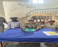 गैस चूल्हा दुकान की आड़ में चल रहा था गांजा कारोबार, मधुपुर पुलिस ने दबोचा