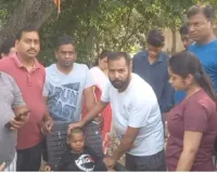 सड़क किनारे मिला दिव्यांग बच्चा, मां को खोजने में जुटी पुलिस