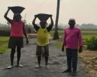 Sahebganj News: सिस्टम फेल, समाजसेवी पास: टुनटुन ने अपने खर्चे से बना दी गांव की सड़क