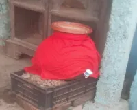 Sahebganj News: कोटालपोखर में प्रशासन की अनोखी पहल, चौक-चौराहों पर रखे मिट्टी के घड़े